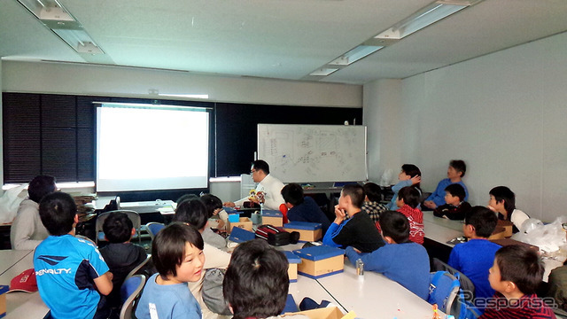 埼玉大学STEM教育研究センターの統括で、今回の4脚ロボット教材を開発した野村泰朗准教授