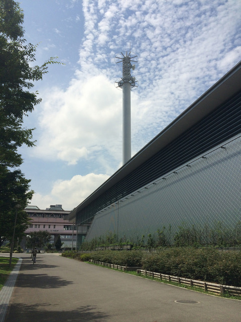 そなエリア東京の外観。周囲は公園になっており、散歩する人、読書する人、サイクリングを楽しむ人など、いろんな方がくつろいでいます。