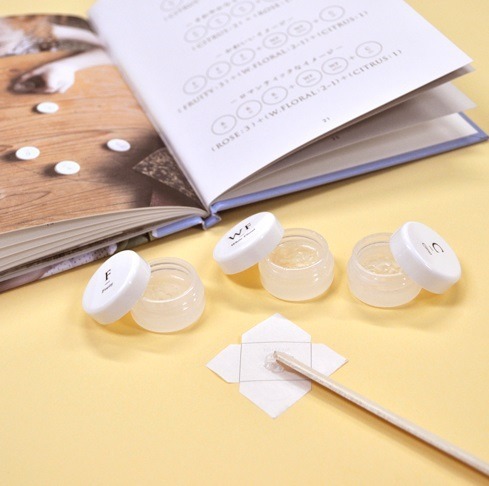 木製スティックを香りのペーストを取り出し、付属の香りの手紙の上で混ぜ合わせて好きな香りをつくります。