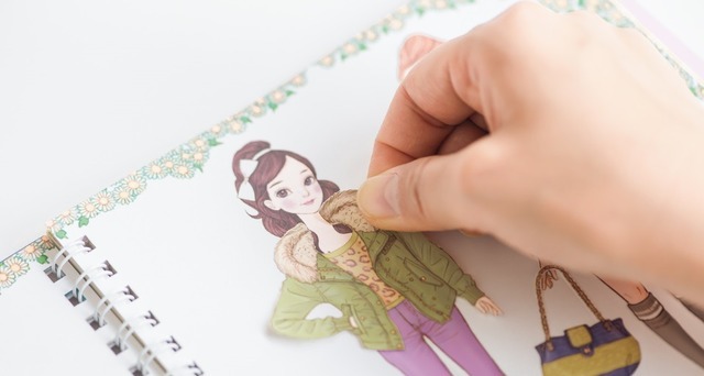 貼ってはがせるタイプなので、何度でもコーディネートを試せます。