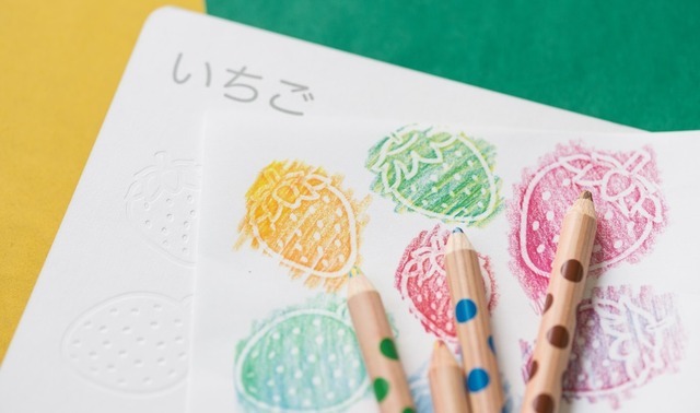 色鉛筆などでこするとイラストが浮き出てきます。