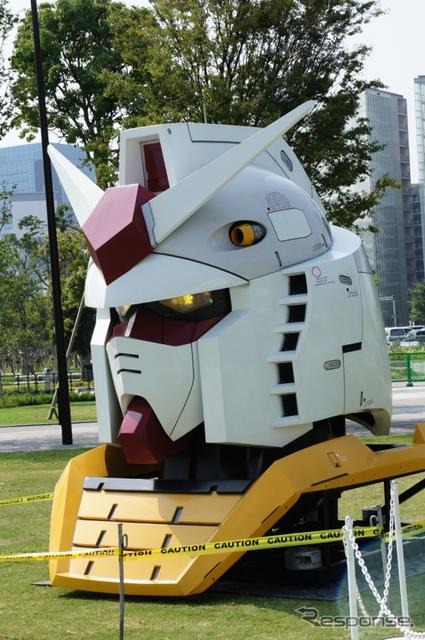 実物大ガンダムのパーツを展示する「お台場ガンダムプロジェクト2011」（C）創通・サンライズ