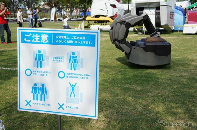 実物大ガンダムのパーツを展示する「お台場ガンダムプロジェクト2011」（C）創通・サンライズ