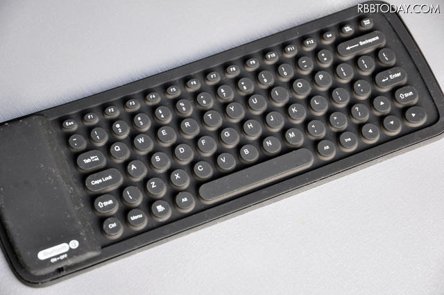 サンワサプライの「iPhone・iPad Bluetoothシリコンキーボード icon」