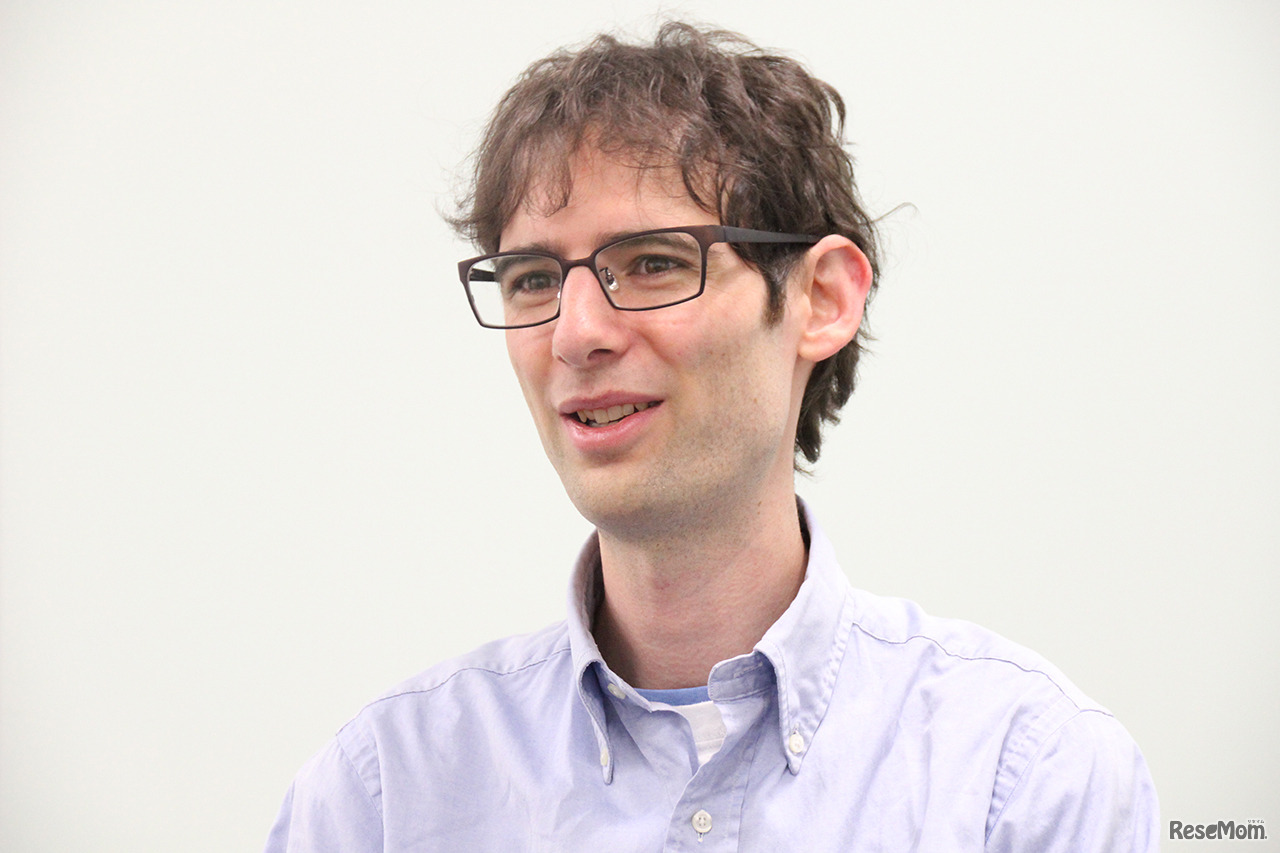 インタビューに応えるダン・ロイ氏