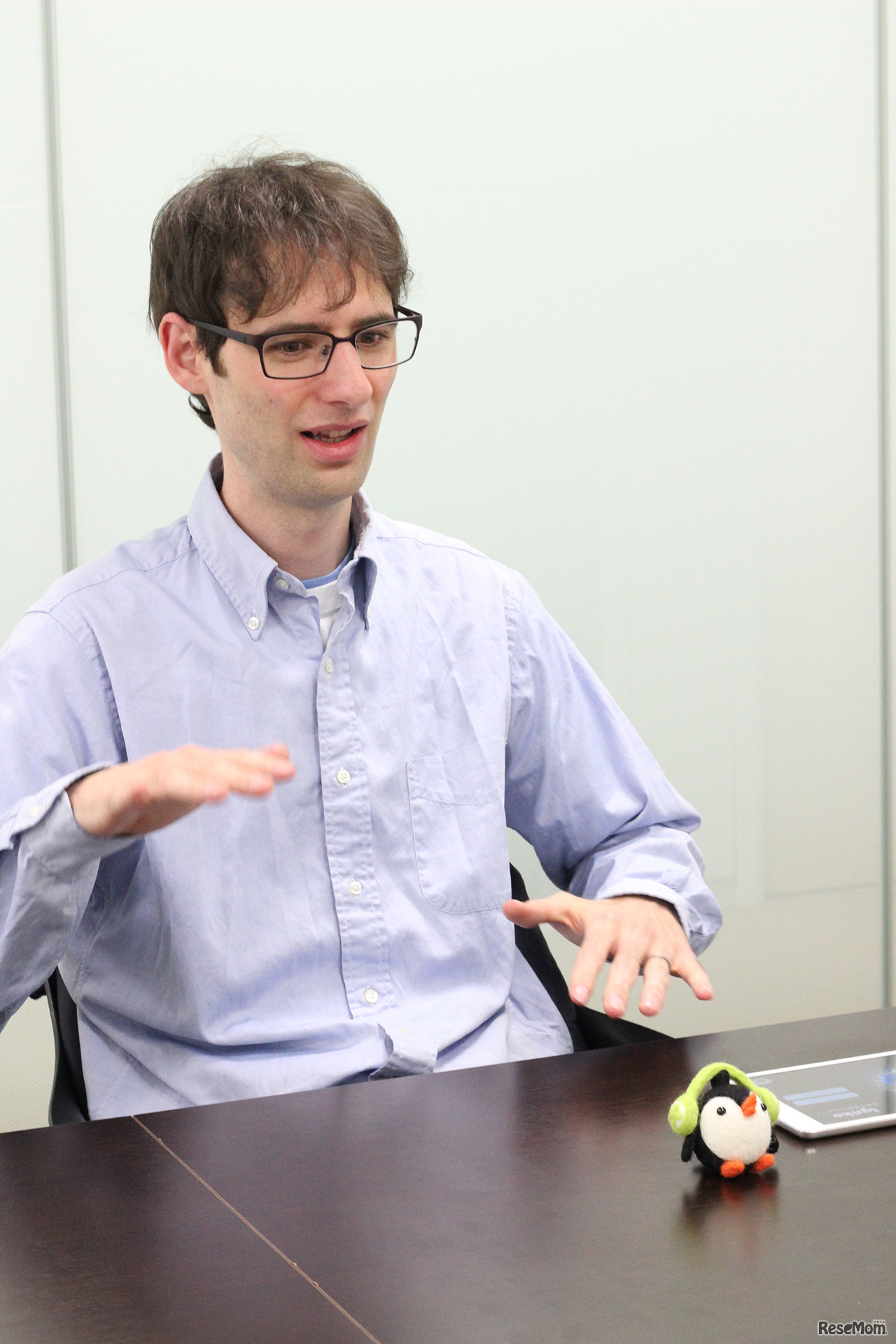 インタビューに応えるダン・ロイ氏