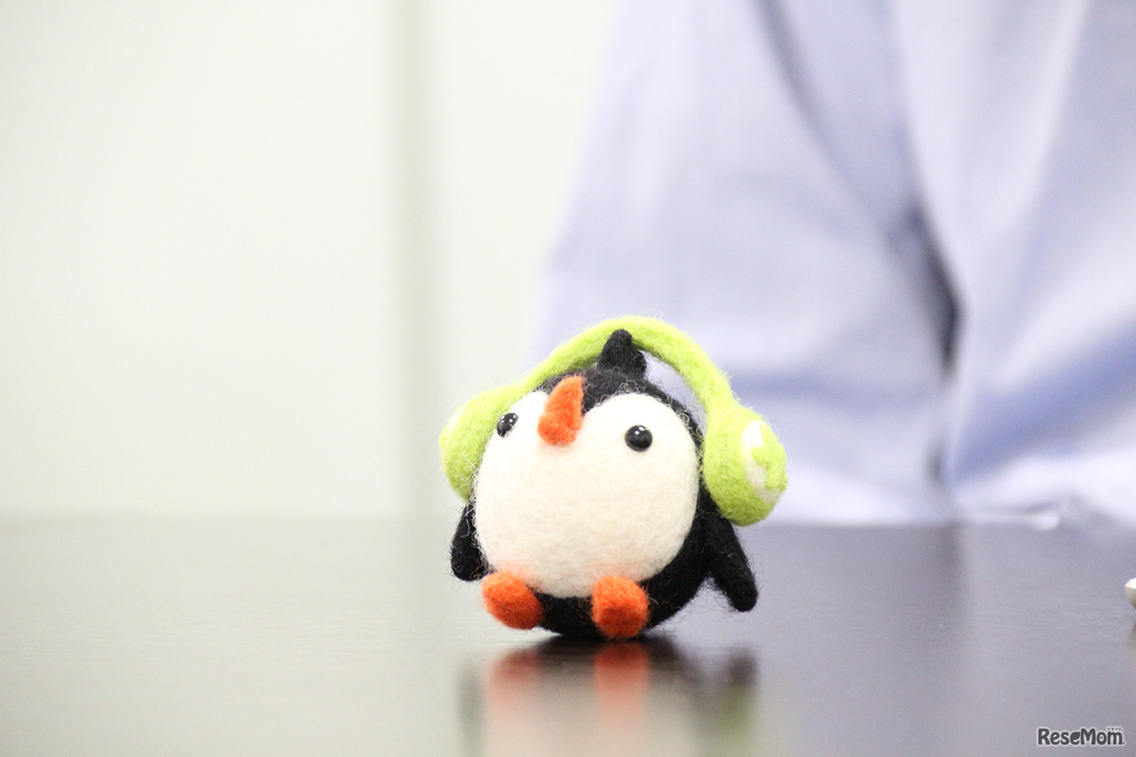 インタビューには「Lyriko」マスコットキャラクターのLyriko chanも一緒に来てくれた