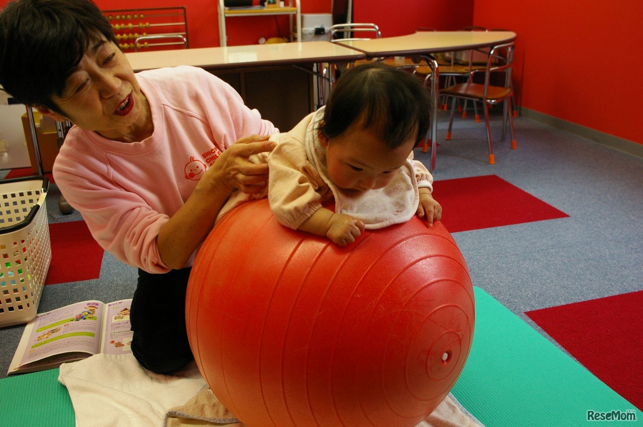 バランスボールに乗る