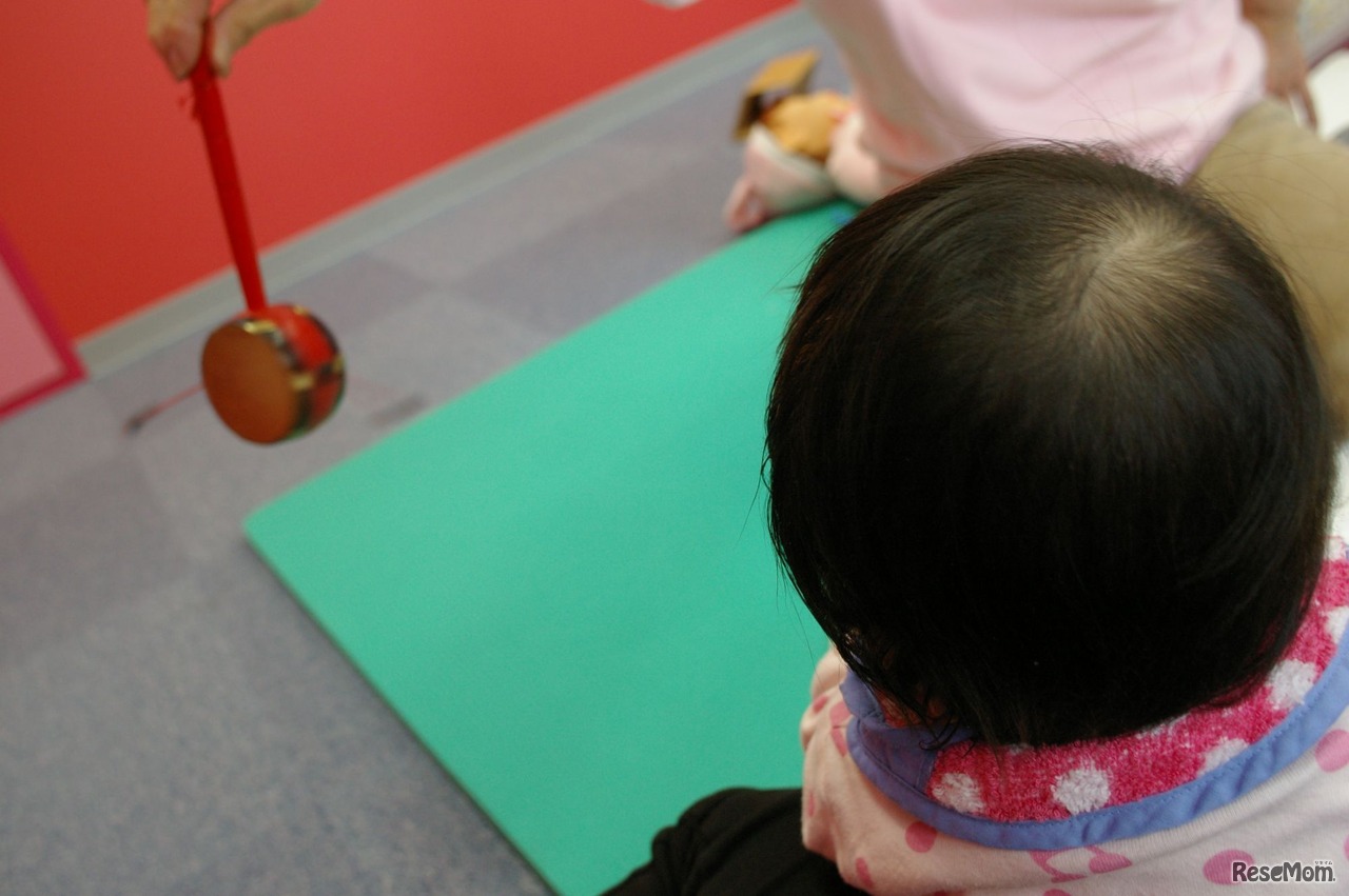 音が出るおもちゃを注視