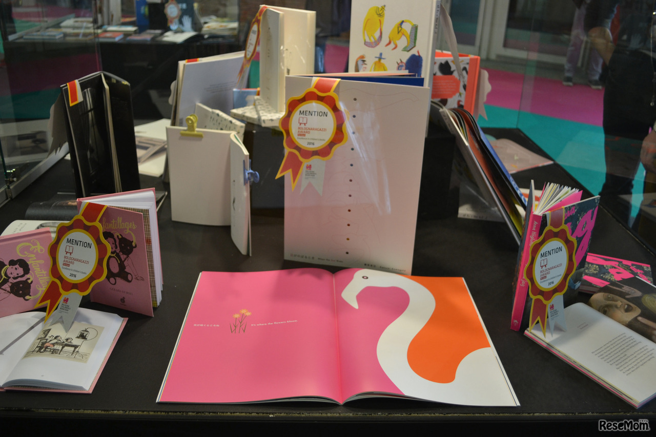 駒形克己「日がのぼるとき」／手前中央の見開き、その奥は表紙