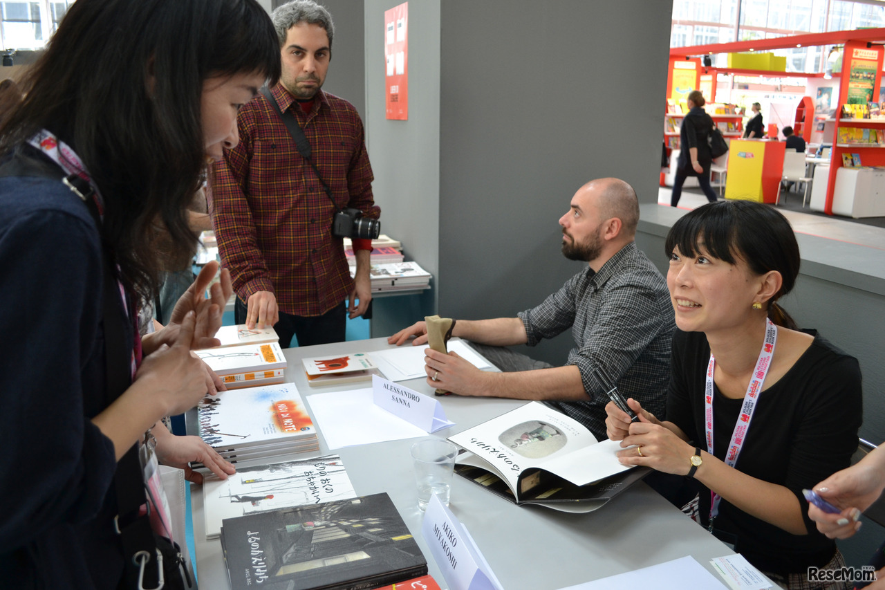 フェア内でのみやこしあきこ氏サイン会
