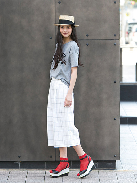 ◆サンダル×靴下コーデで今年らしい足元に◆　今年もサンダルの季節がやってきました。素足で履くのもいいけれど、今年っぽさ重視なら、靴下を合わせたい。