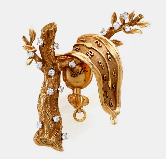 サルバドール・ダリ《記憶の固執（ピン）》1949年7.0×6.0×1.5cm、金、ダイヤモンド、サルバドール・ダリ美術館蔵Collection of the Salvador Dalí Museum, St. Petersburg, Florida Worldwide rights: © Salvador Dalí, Fundació Gala-Salvador Dalí, JASPAR, Japan, 2016. In the USA: ©Salvador Dalí Museum Inc. St. Petersburg, Florida, 2016.