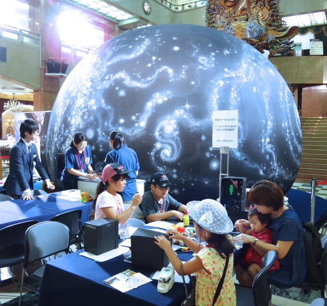 7mの特設プラネタリウム前では親子イベントも随時開催