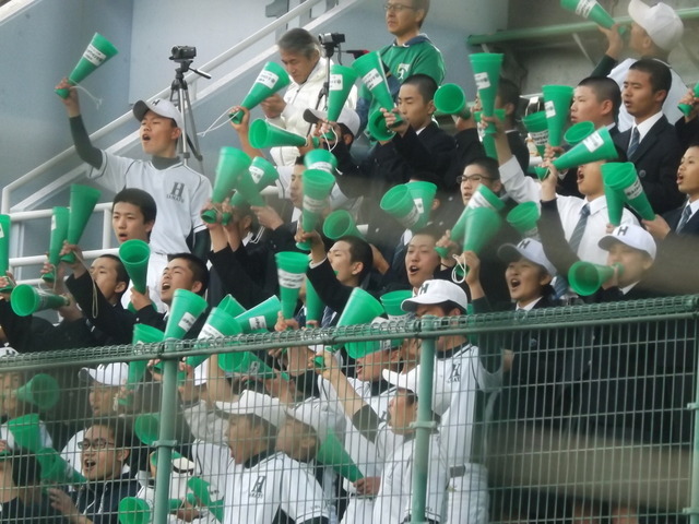 スタンドにはフレッシュな新入生の姿も