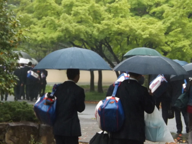 小雨の中、会場へ向かう選手たち