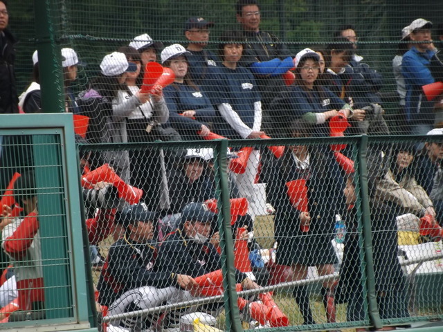 親たちも見つめる