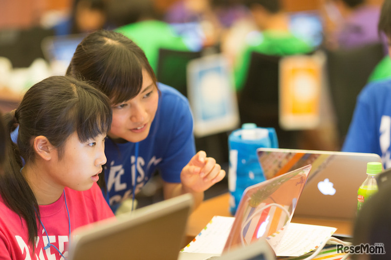 中高生のためのIT・プログラミングサマーキャンプ2016　（写真は昨年のようす）