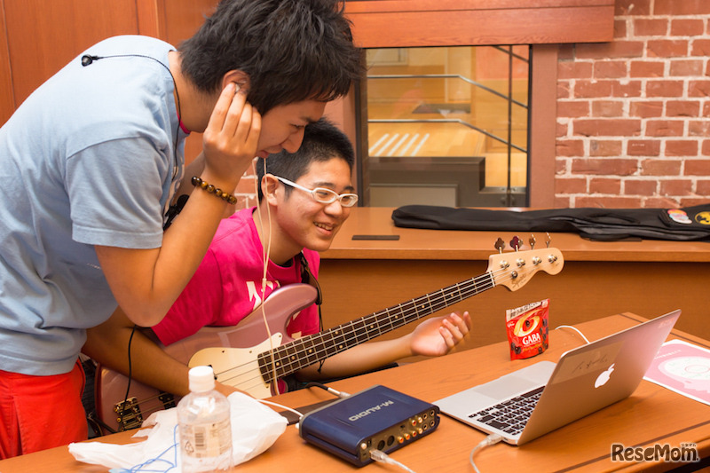 中高生のためのIT・プログラミングサマーキャンプ2016　（写真は昨年のようす）