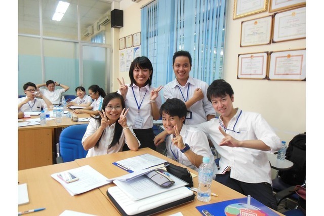 「日本語練習ノート」を共同開発した関西大学学生とベトナム人大学生