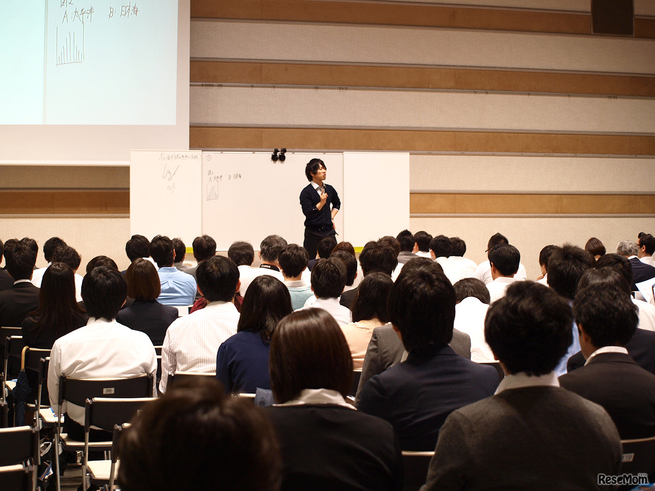 約300名の来場者でにぎわった会場