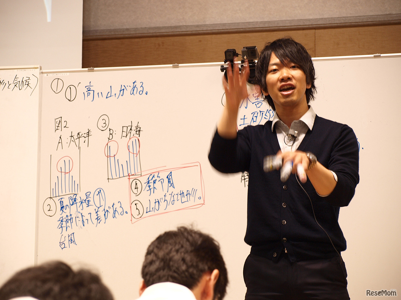 「社会」の授業を行った平田祐介先生（市ケ尾教室）