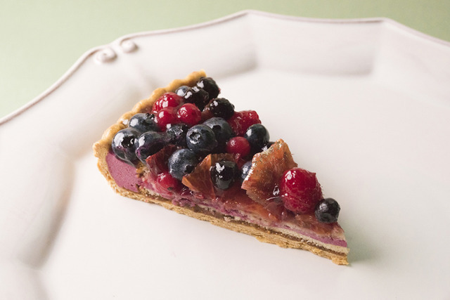 「ルノワールのタルト“ムーラン ブルー”～ベリーとブラッドオレンジ風味～」（1カット／税込844円）
