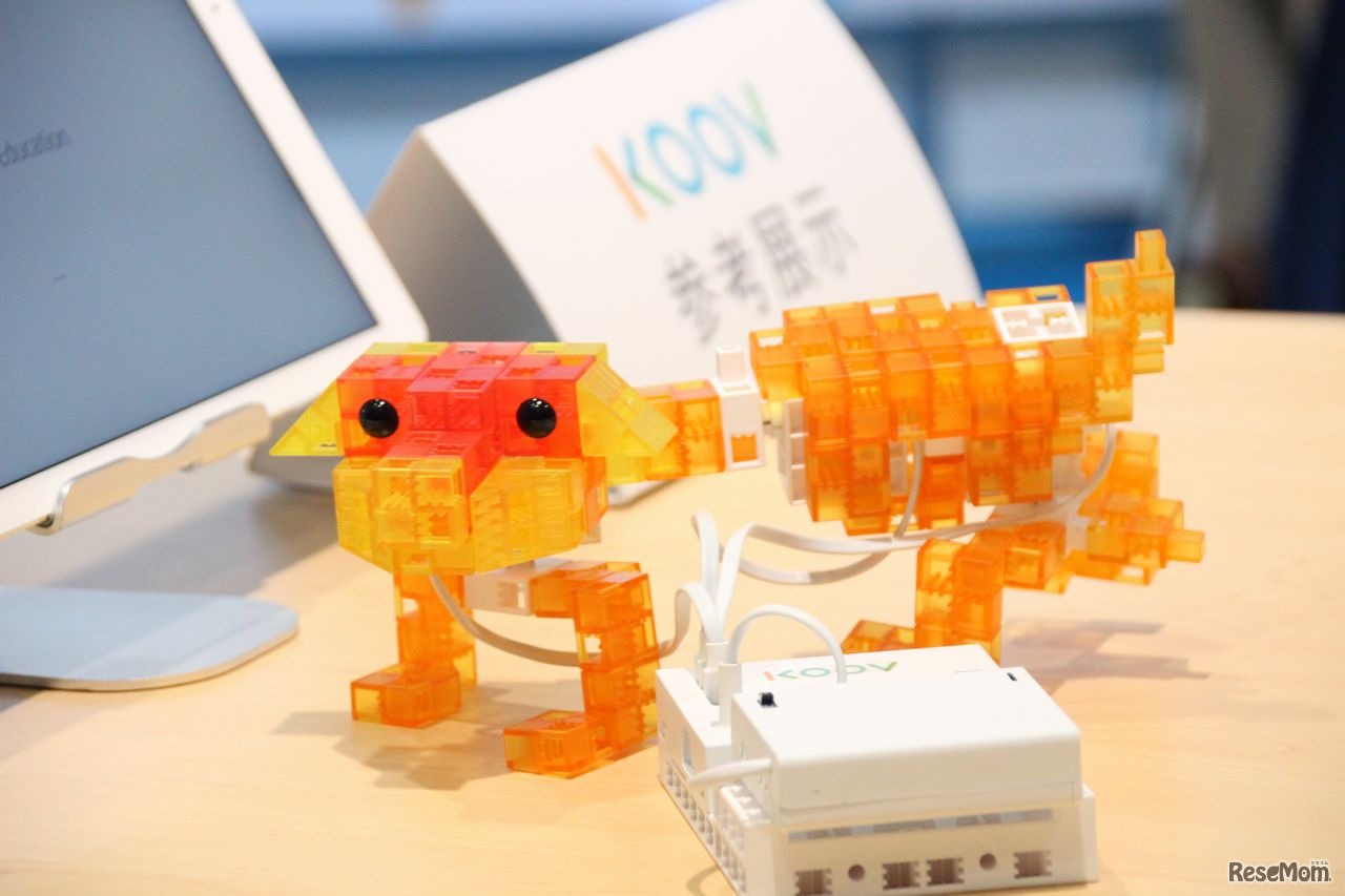 ソニー・グローバルエデュケーション「KOOV（クーブ）」　動物を模したロボットはめずらしい。なめらかに動くようすに来場者も注目