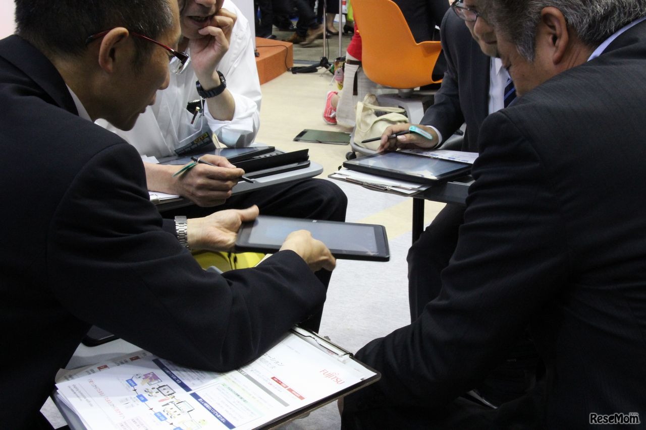 富士通ブース　参加者がアクティブラーニングに挑戦した