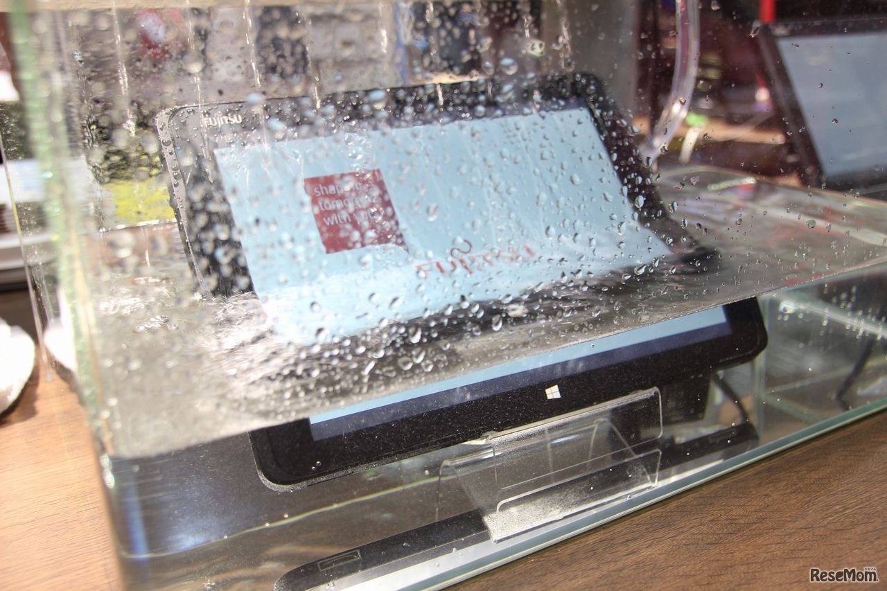 校外活動でタブレットを利用する学校も増えてきた。生徒が使うなら、汚れ、水没も気になるところ　水に浸かっても動作　富士通「ARROWS Tab Q506/ME」