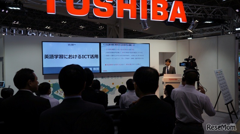 公開授業デモはつねに人気（東芝）