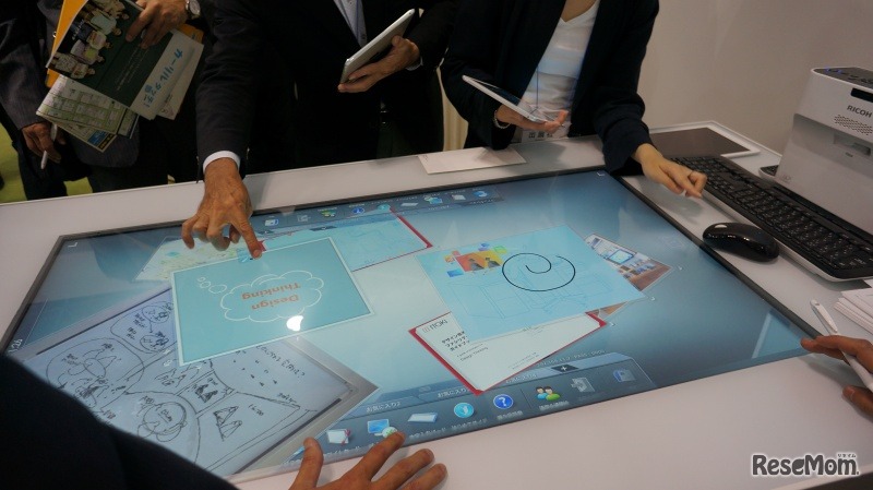テーブル型ディスプレイは、大人数授業には向かないが人気だ
