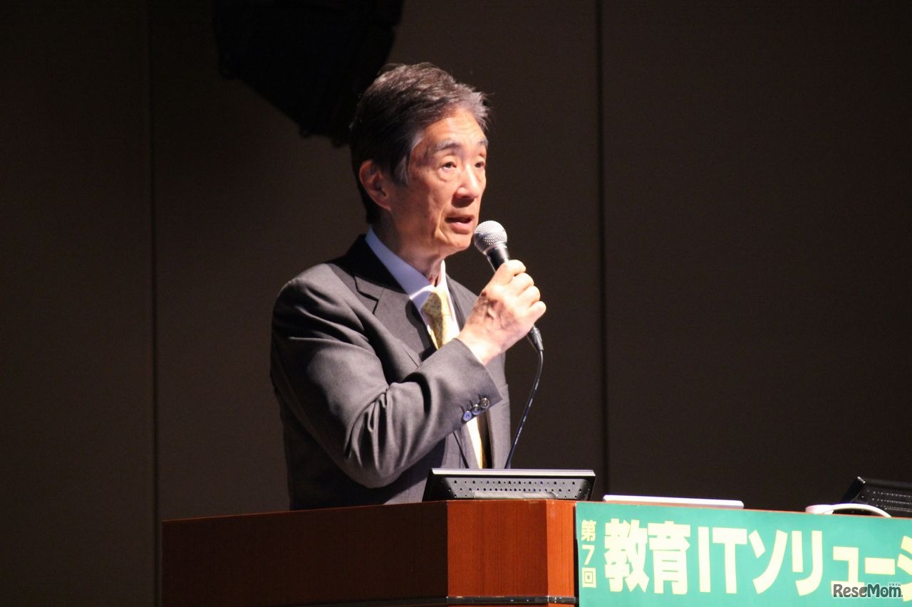 講演を行った日本学術振興会理事長・中央教育審議会前会長の安西祐一郎氏　用意した講演スライドは実に約70枚。そのうち披露されたスライドは15枚程度で、講演後の会場からは60分では足りない、もっと聴講したかったと熱のこもった声が聞かれた