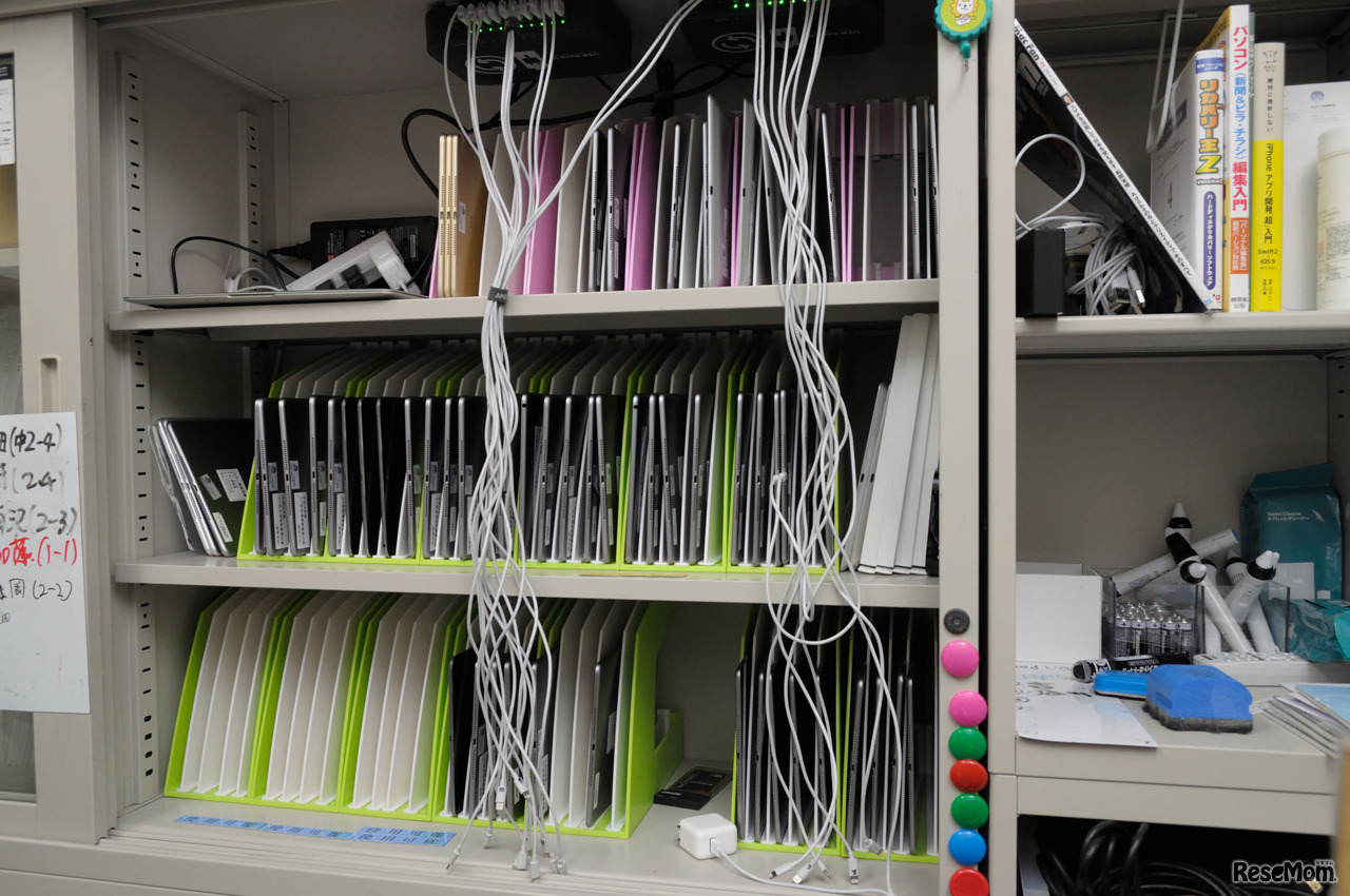 横濱先生の自作によるiPad充電収納庫（撮影：稲葉九）