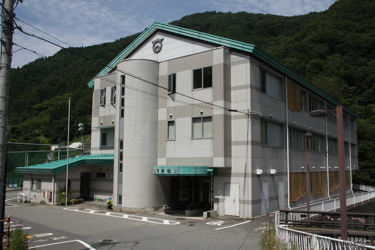 職業体験ツアーを実施する南牧村役場