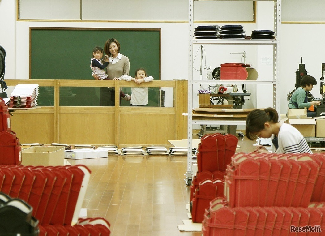 ランドセル工房では製造過程の見学も可能