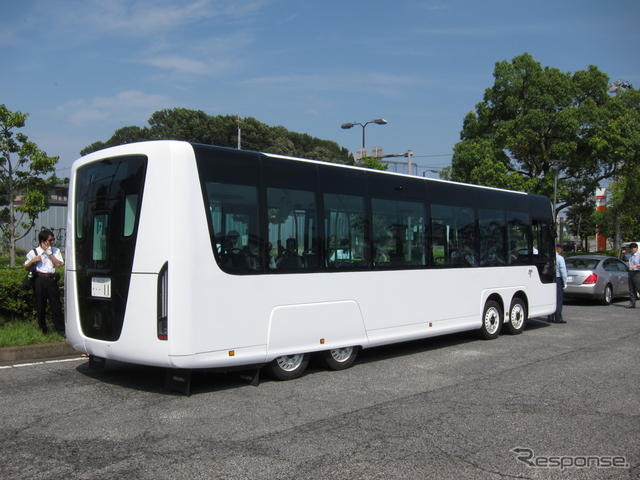 慶應義塾大学の電動フルフラットバス