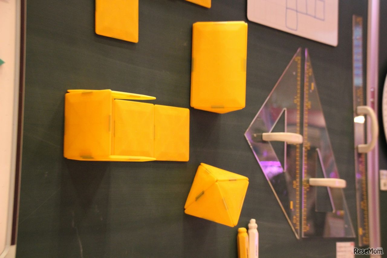 立体図形模型の辺にはマグネットが仕込まれているため、黒板上で図形を現すことができる　内田洋行「立体図形構成模型」