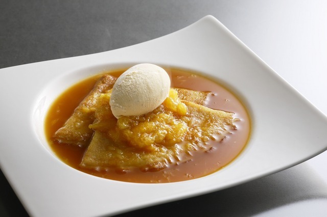 「クレープ・シュゼット 季節のフルーツ添え」（2,160円）