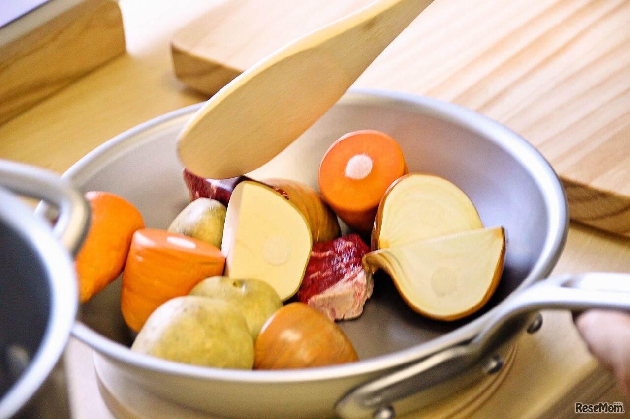 材料をフライパンに入れて炒める。フライパンのセンサーが材料の接触を感知し、ジュージューと音が鳴る