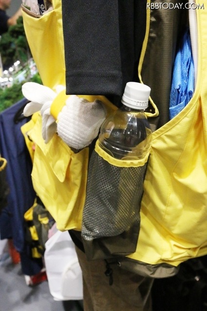 全15個のポケットのうち側面に付けられた2個のポケットは、ペットボトル用となる（撮影：防犯システム取材班）