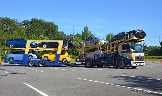 昨年のキャリアカーの車両積込み風景