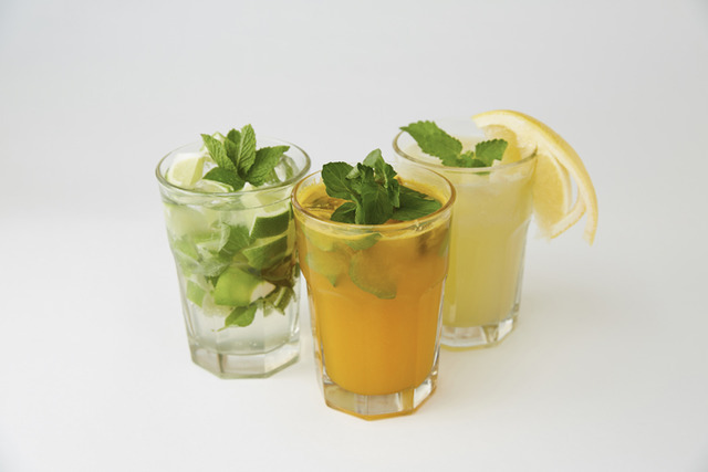 ゴールデンブラウンの「グレープフルーツ＆レモンスカッシュ」（税込860円）、「オレンジ＆ミントスカッシュ」（税込860円）、「ソーダライムスカッシュ」（税込920円）