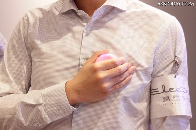 デバイスを腹部に当てると、HSCという技術により医療用電子聴診器と同水準で音を取得できる仕組み