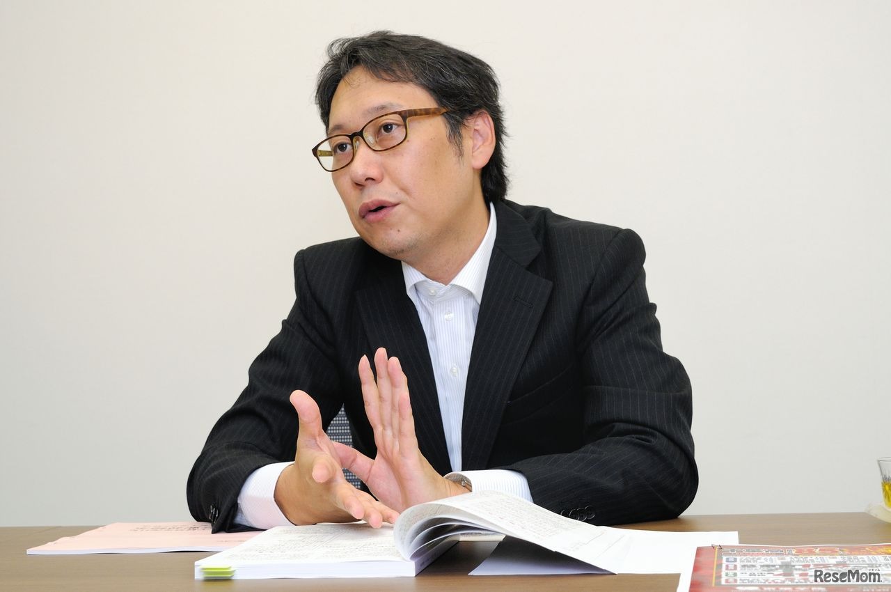 京葉学院　総合企画室企画推進部長の井上真也氏。京葉学院は年間を通した「特訓」で塾生の合格をサポートしている　（撮影：稲葉九）