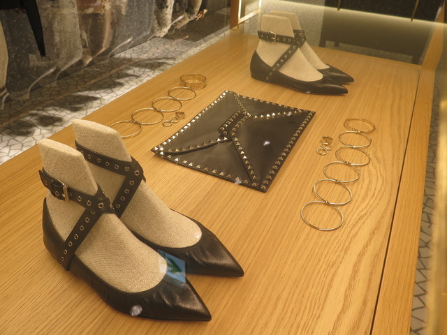 ヴァレンティノが都内初の旗艦店を表参道にオープン