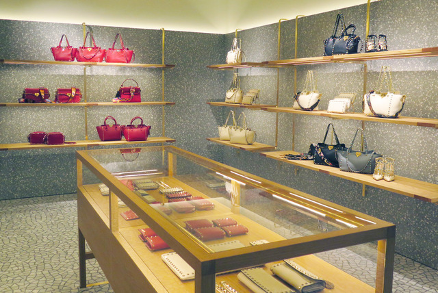 ヴァレンティノが都内初の旗艦店を表参道にオープン