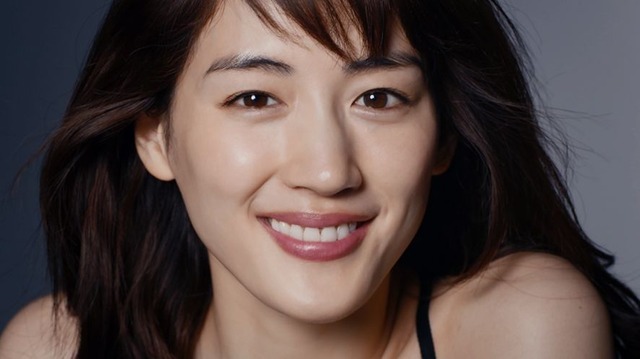 綾瀬はるか、SK-II新CMで大人の魅力…オールブラックの衣装で登場