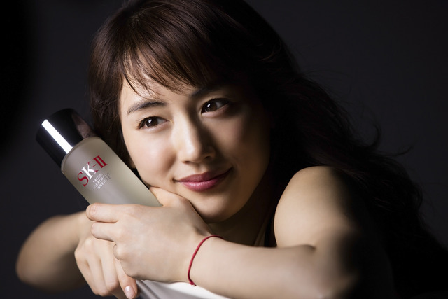 綾瀬はるか、SK-II新CMで大人の魅力…オールブラックの衣装で登場