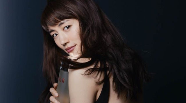 綾瀬はるか、SK-II新CMで大人の魅力…オールブラックの衣装で登場
